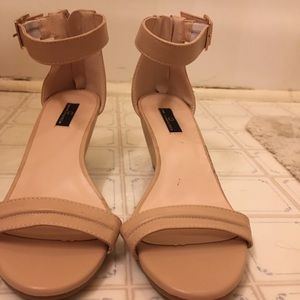 Nude heel, size 7